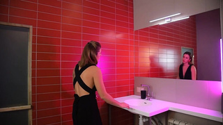 Страстный секс в публичном туалете: как она выдержала этот стыд?